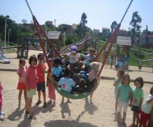 Puzzle Ομάδα των παιδιών που παίζουν στο πάρκο